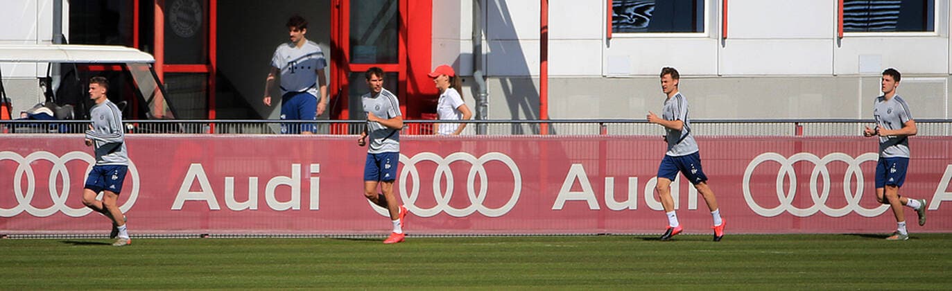 Bilder des Jahres 2020, Sport 04 April Sport Themen der Woche KW15 06.04.2020, FC Bayern Training , Saebenerstrasse Muenchen, Fussball , im Bild: Michael Cuisance (FCB), Leon Goretzka (FCB), Joshua Kimmich (FCB) und Benjamin Pavard (FCB) joggen mit Abstand