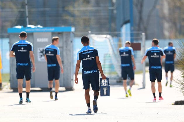 Bilder des Jahres 2020, Sport 04 April Sport Themen der Woche KW15 Die Gruppe um Sascha Mölders (re.) ist mt genügend Abstand voneinander auf dem Weg zum Training Das Training der 1860-Mannschaft ist wegen Coronavirus- Gefahr nicht öffentlich. TSV 1860 nimmt das Training heute auf dem Platz wieder auf. Unter strengen Auflagen in Kleingruppen werden erste Einheiten nach der Zwangspause wegen der Coronavirus-Pandemie absolviert. Fussball 3. Liga 06.04.2020 TSV 1860 München Training