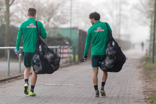 Bilder des Jahres 2020, Sport 04 April Sport Themen der Woche KW15 GER, 1.FBL, Werder Bremen - 1. TAG nach Corona ohne Training 07.04.2020, wohninvest WESERSTADION,, Bremen, GER, 1.FBL, Werder Bremen - 1. TAG nach Corona ohne Training, im Bild Johannes Eggestein (Werder Bremen 24) Simon Straudi (Werder Bremen 26)