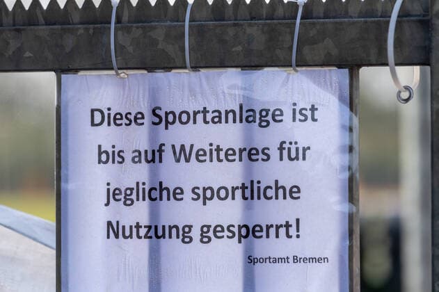 Bilder des Jahres 2020, Sport 04 April Sport Themen der Woche KW15 Sport Bilder des Tages GER, 1.FBL, Werder Bremen - 1. TAG nach Corona ohne Training 07.04.2020, wohninvest WESERSTADION,, Bremen, GER, 1.FBL, Werder Bremen - 1. TAG nach Corona ohne Training, im Bild HInweisschild an Platz 11 - Diese Sportanlage ist bis auf Weiteres für jedliche sportliche Nutzung gesperrt