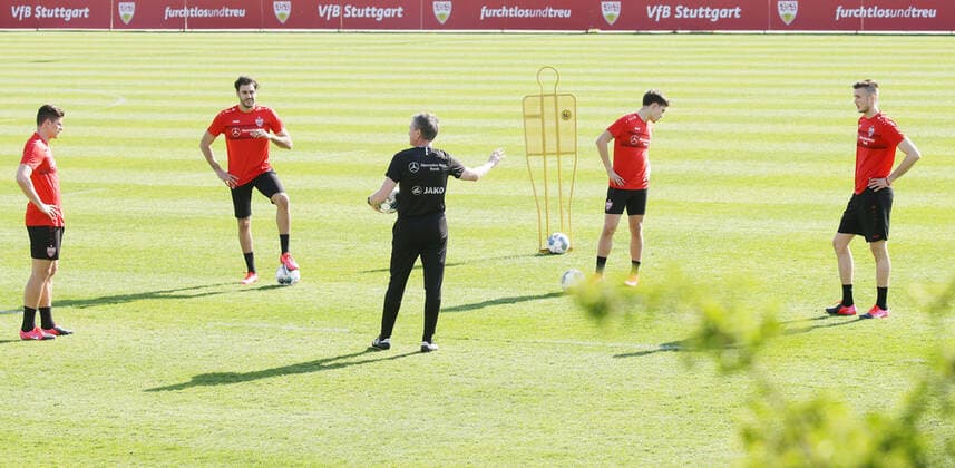 Bilder des Jahres 2020, Sport 04 April Sport Themen der Woche KW15 Stuttgart , Fußball Training VfB Stuttgart , Wiederaufnahme des Trainings nach der Coronapause ; von links: Mario Gomez Hamada Al Ghaddioui Rainer Widmayer Mateo Klimowicz Sasa Kalajdzic