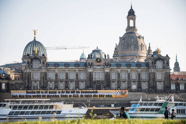 Bilder des Jahres 2020, Sport 04 April Sport Themen der Woche KW15 Am frühen Dienstagabend wird ein Spruchband der Ultras Dynamo an der Brühlschen Terrasse befestigt: Dresden hat es oft gezeigt, in der Not hilft nur Zusammenhalt. Auch diese Krise werden wir überstehen. Danke an ALLE, die täglich alles dafür geben. ; Spruchband der Ultras Dynamo; Fußball; 2. Liga; Saison 2019 2020; Altstadt; Dresden; 07. April 2020;