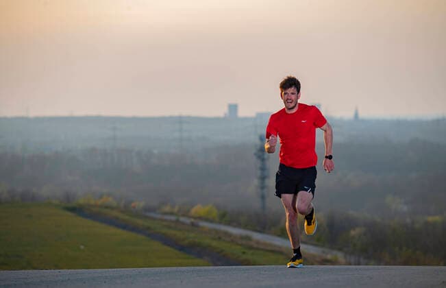 Bilder des Jahres 2020, Sport 04 April Sport Themen der Woche KW15 Profi Triathlet Patrick Dirksmeier beim Berg Lauftraining auf der Halde Hoheward zwischen Herten und Recklinghausen in NRW am 07.04.2020 Patrick Dirksmeier läuft die Halde hoch, Copyright: xChristopherxNeundorf Kirchner-Mediax