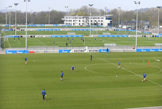 Bilder des Jahres 2020, Sport 04 April Sport Themen der Woche KW15 07.04.2020, Fussball GER, 1. Bundesliga Saison 2019 2020, Corona Training FC Schalke 04, , Training mit viel Abstand auf drei Plaetzen, hinten die Geschaeftsstelle Gelsenkirchen Nordrhein-Westfalen Deutschland
