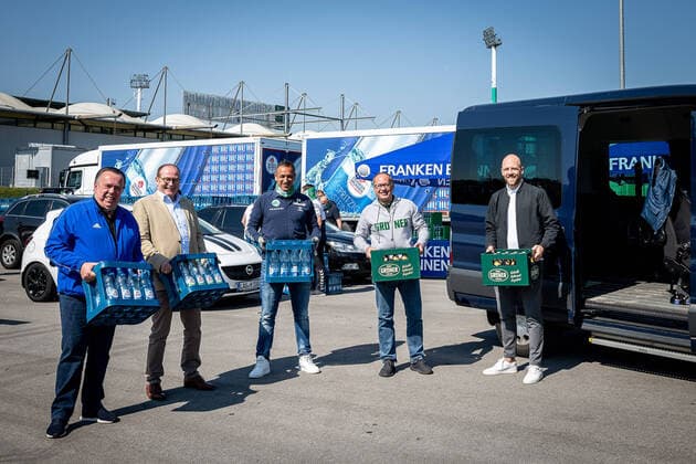 Bilder des Jahres 2020, Sport 04 April Sport Themen der Woche KW15 08.04.2020 - SpVgg Greuther Fürth Fuerth - Saison 2019 2012 - Ausgabe von Gratis-Getränkekisten für Mitarbeiter in systemrelevanten Berufen - Corona Covid19 - ThHa - Bodo Spletter (Geschäftsleitung, Franken Brunnen ), Michael Bartholl (Geschäftsführer Frankenbrunnen ), Rachid Azzouzi (Sportdirektor Geschäftsführer SpVgg Greuther Fürth ), Kai Eschenbacher (Leiter Marketing Tucher ), Holger Schwiewagner (Geschäftsführer Vizepräsident SpVgg Greuther Fürth )