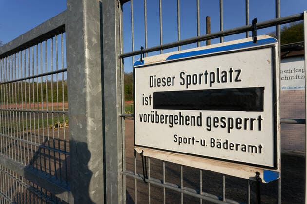 Bilder des Jahres 2020, Sport 04 April Sport Themen der Woche KW15 Die Sportplätze an der Schnitzers Wiese sind trotz sommerlichen Wetters menschenleer. Aufgrund der Coronakrise sind derzeit alle Sportanlagen gesperrt. Coronavirus -Sportanlagen Koblenz
