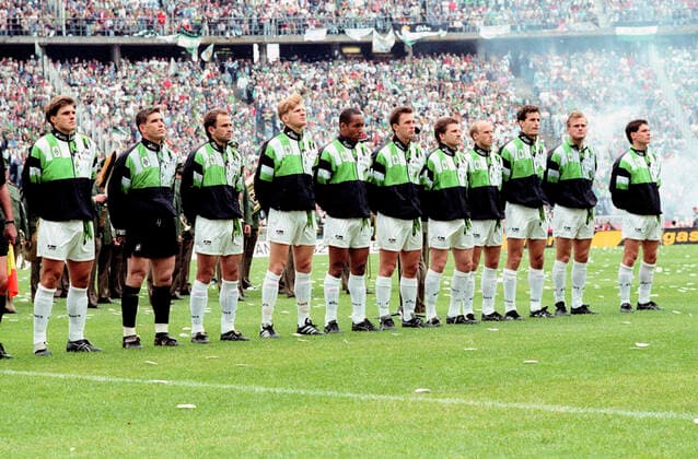 DFB Pokalfinale Borussia Moenchengladbach - VFL Wolfsburg Mannschaft Gladbach vor dem Spiel von links Michael KLINKERT, Uwe KAMPS, Christian Hochstätter, Stefan EFFENBERG, Martin DAHLIN, Patrick ANDERSSON, Thomas KASTENMAIER, Peter WYNHOF, Heiko HERRLICH, Jörg NEUN, Karl-Heinz PFLIPSEN
