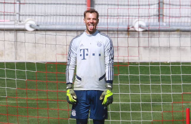 Bilder des Jahres 2020, Sport 04 April Sport Themen der Woche KW16 Sport Bilder des Tages Torwart Manuel Neuer scherzt und lacht Fussball FC Bayern München 15.04.2020 Training