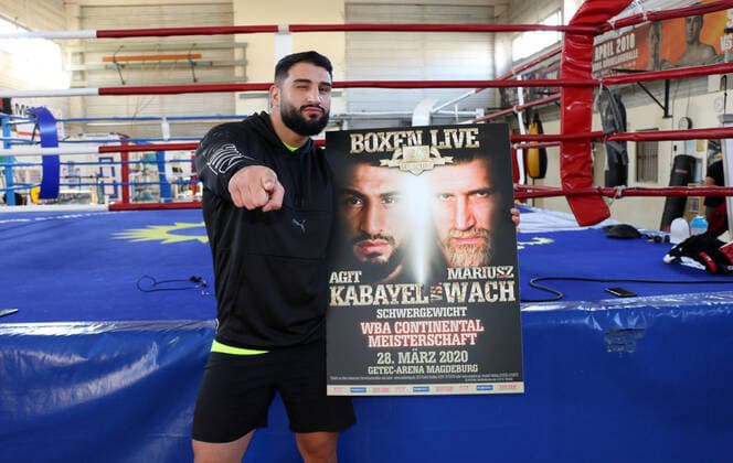 Bilder des Jahres 2020, Sport 04 April Sport Themen der Woche KW16 Sport Bilder des Tages 15.4.2020: Magdeburg: SES-Gym: Bruno-Taut-Ring: Agit Kabayel mit Kampfplakat Mariusz Wach