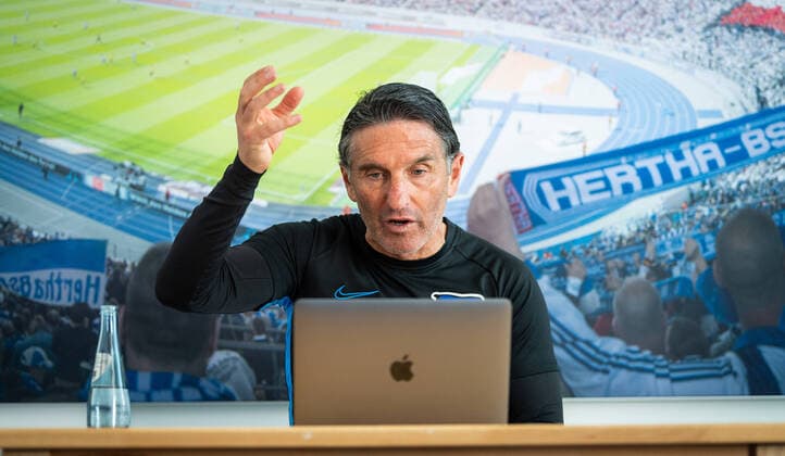 Bilder des Jahres 2020, Sport 04 April Sport Themen der Woche KW16 ACHTUNG: POOLFOTO Hertha BSC City-Press GmbH Pool GER, Hertha BSC Berlin Training 16.04.2020, Schenkendorfplatz, Berlin, GER, Hertha BSC Berlin Training, im Bild Trainer Bruno Labbadia von Hertha BSC im VideoCall Interview nach dem Training
