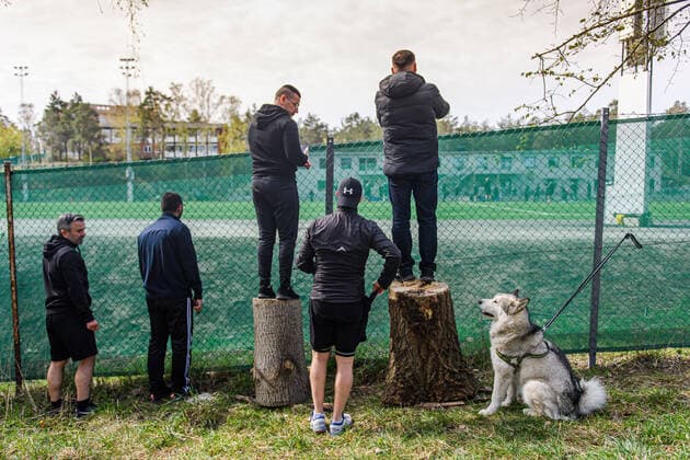 Bilder des Jahres 2020, Sport 04 April Sport Themen der Woche KW18 Sport Bilder der Tages 200427 Fans outside the training facilities during a training session with Hammarby on April 27, 2020 in Stockholm. Photo: Maxim ThorÃ Bildbyran Kod MT bbeng fotboll football hammarby träning allsvenskan publik hund Copyright: MAXIMxTHORE BB200427BB016