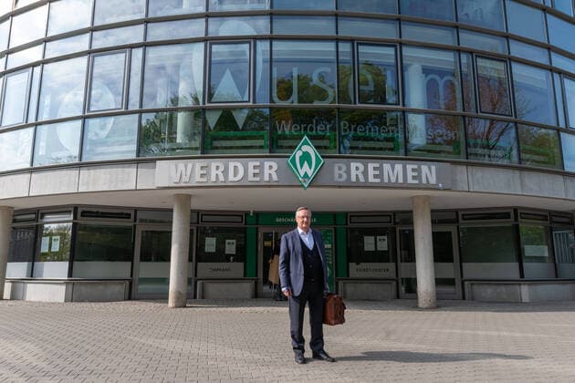 Bilder des Jahres 2020, Sport 04 April Sport Themen der Woche KW18 Sport Bilder des Tages GER, 1.FBL, Werder Bremen Training 28.04.2020, Trainingsgelaende am wohninvest WESERSTADION,, Bremen, GER, 1.FBL, Werder Bremen Training, im Bild Günter Guenter Distelrath ( Praesident Niedersächsischer Fußballverband) am Dienstag morgen vor dem Eingang zur Geschaeftsstelle des SV Werder Bremen - turnusmaessige Besprechnung mit dem Vorstand