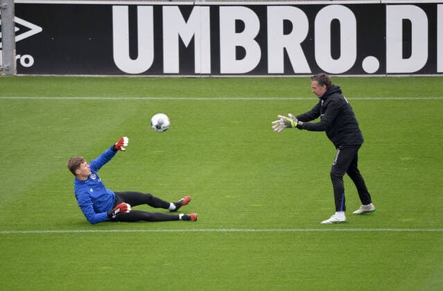 Bilder des Jahres 2020, Sport 04 April Sport Themen der Woche KW18 Sport Bilder des Tages 29.04.2020, Fussball GER, 1. Bundesliga Saison 2019 2020, Training FC Schalke 04, , Torwart Alexander Nübel, Alexander Nuebel (Schalke 04), Torwarttrainer Simon Henzler (Schalke 04), v.li. Gelsenkirchen Nordrhein-Westfalen Deutschland