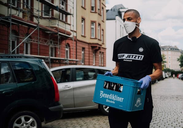 Bilder des Jahres 2020, Sport 04 April Sport Themen der Woche KW18 Sport Bilder des Tages xsgex, Fussball 1.Bundesliga, Eintracht Frankfurt - Auf jetzt! In Eintracht für die Region. Djibril Sow auf Pfand-Tour durch Frankfurt emspor, v.l. Djibril Sow (Eintracht Frankfurt) Fussball 1.Bundesliga, Eintracht Frankfurt - Aktion Auf jetzt, Djibril Sow auf Pfand-Tour durch Frankfurt