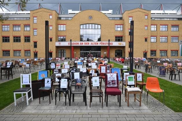 Bilder des Jahres 2020, Sport 05 Mai Sport Themen der Woche KW18 Sport Bilder des Tages Fussball, Herren, Saison 2019 2020, 1. Bundesliga, 1. FC Union Berlin, Aktion Leere Stühle auf dem Parkplatz vor der Haupttribüne im Stadion An der Alten Försterei, Gastronomen, Hoteliers und Veranstalter machen auf ihre prekäre Lage während der Corona-Pandemie aufmerksam, 01.05. 2020, Copyright: xMatthiasxKochx