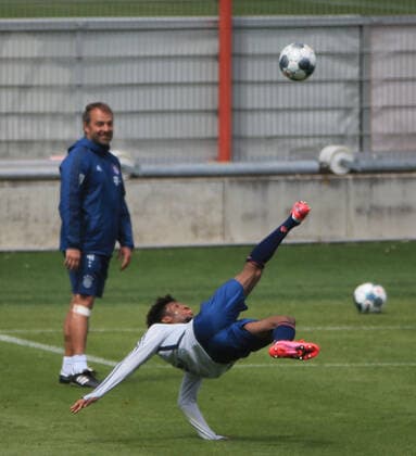 01.05.2020, FCB Training, Saebenerstrasse Muenchen, Fussball, im Bild: Hansi Flick (FCB) freut sich über Kingsley Coman (FCB) Rueckzieher