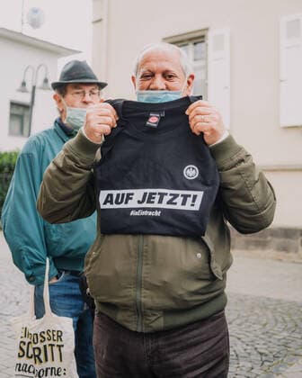 Bilder des Jahres 2020, Sport 04 April Auf jetzt! In Eintracht für die Region am 30.04.2020 in der Diakonie in GießenAxel Hellmann und Uwe Bein zu Besuch bei der Diakonie in Gießen.Axel Hellmann und Uwe Bein konnten mit einigen wohnungslosen und in Not geratenen Menschen in Kontakt treten und diese mit Geschenken überraschen. Die Gespräche mit den von Wohnungslosigkeit Betroffenen haben Uwe Bein beeindruckt. Auf jetzt! In Eintracht für die Region