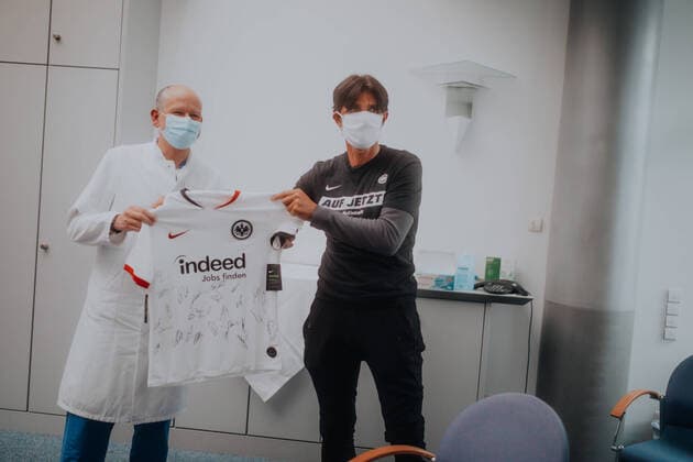 Bilder des Jahres 2020, Sport 04 April Auf jetzt! In Eintracht für die Region am 28.04.2020 in der Helios Klinik in Wiesbaden Bruno Hübner, Gelson Fernandes und Filip Kostic machen sich auf den Weg in die Landeshauptstadt Wiesbaden, um hinter die Kulissen der Helios Klinik zu blicken. Sportdirektor Hübner hat dabei eine ganz besondere Verbindung zur Klinik, weil seine drei Kinder hier zur Welt gekommen sind. Von der Leistung des medizinischen Personals zeigt er sich beeindruckt. Auf jetzt! In Eintracht für die Region