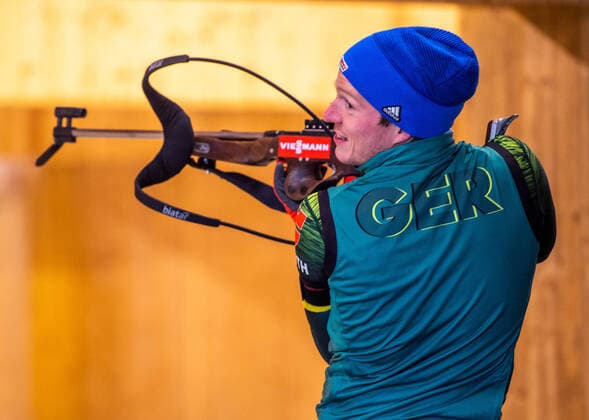 Bilder des Jahres 2020, Sport 05 Mai Sport Themen der Woche KW19 Sport Bilder des Tages 04-05-2020 Oberhof - Schießhalle Trainingsstart in die vorolympische Saison für die Biathleten. Bundestrainer Mark Kirchner und Junioren Disziplintrainer Marko Danz absolvierten mit je fünf Sportlern ein erstes Grundlagen-Schießtraining in der Schießhalle mit anschließendem Kraftraining. Im Bild: Lucas Fratzscher (GER ) Aktion