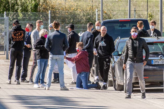 Bilder des Jahres 2020, Sport 05 Mai Sport Themen der Woche KW19 Ismail Atalan (Chef-Trainer, HFC) und seine Mannschaft warten auf dem Parkplatz des Stadions. Nach Aufruf werden die Spieler und Trainer einzeln getestet. Nach mehrwöchiger Zwangspause bedingt durch die Corona Pandemie, kommt die Mannschaft des HFC zum Corona Test ins Stadion. DFL REGULATIONS PROHIBIT ANY USE OF PHOTOGRAPHS as IMAGE SEQUENCES and or QUASI-VIDEO. Copyright: xVIADATA xHolgerxJohnx Halle Saale Sachsen-Anhalt Deutschland