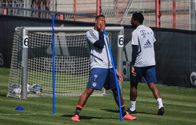 Bilder des Jahres 2020, Sport 05 Mai Sport Themen der Woche KW19 06.05.2020, FCB Training, Saebenerstrasse Muenchen, Fussball, im Bild: Jerome Boateng (FCB) singt an der Stange