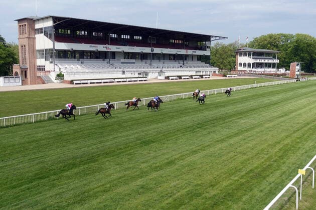 Bilder des Jahres 2020, Sport 05 Mai Sport Themen der Woche KW19 10.05.2020, Hoppegarten, Brandenburg, GER - Pferde und Jockeys vor der leeren Tribuene aufgrund der Coronapandemie. Galopprennbahn Hoppegarten. (Pferde, Jockeys, Tribuene, Anlage, Ansicht, Geisterrennen, Vogelperspektive, Aufsicht) 200510D506HOPPEGARTEN.JPG