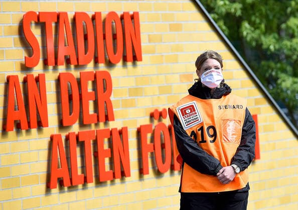 Bilder des Jahres 2020, Sport 05 Mai Sport Themen der Woche KW20 Sport Bilder des Tages 17.05.2020, xlakx, Fussball 1. Bundesliga, Saison 19 20, Spieltag 26,1. FC Union Berlin - FC Bayern Muenchen emspor, v.l.Steward mit Schutzmaske vorm Stadion an der alten Foersterei Nur für journalistische Zwecke. Only for editorial use. (DFL DFB REGULATIONS PROHIBIT ANY USE OF PHOTOGRAPHS as IMAGE SEQUENCES and or QUASI-VIDEO) Koepenick