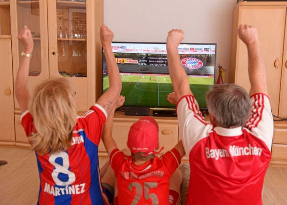Bilder des Jahres 2020, Sport 05 Mai Sport Themen der Woche KW20 Sport Bilder des Tages 17.05.2020, Fussball 1. Bundesliga 2019 2020, Bayernfans schauen das Geisterspiel FC Union Berlin - FC Bayern München vor dem TV im heimischen Wohnzimmer in Rammingen (Bayern) an. Torjubel! Modelreleased.