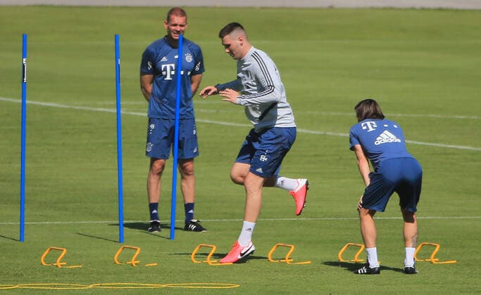 19.05.2020, FC Bayern Training, Saebenerstrasse Muenchen, Fssball, im Bild: Niklas Suele (FCB) von Simon Martinello (FCB) und Dr Holger Broich (FCB) beobachtet DFL REGULATIONS PROHIBIT ANY USE OF PHOTOGRAPHS AS IMAGE SEQUENCES AND OR QUASI-VIDEO
