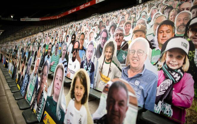 Bilder des Jahres 2020, Sport 05 Mai Sport Themen der Woche KW21 Sport Bilder des Tages Mönchengladbach, 20.05.2020 Fans von Borussia Mönchengladbach können Aufgrund der Corona Pandemie nicht ins Stadion und stellen stattdessen Pappkameraden auf. Fans of Borussia Mönchengladbach cannot enter the stadium due to the Corona pandemic and put up their cardboard mates. Borussia Mönchengladbach