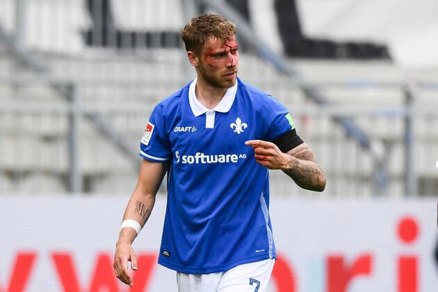 Bilder des Jahres 2020, Sport 05 Mai Sport Themen der Woche KW21 Sport Bilder des Tages Fussball 2. Bundesliga, SV Darmstadt 98 - FC St. Pauli 23.05.2020, xfux, Fussball 2. Bundesliga, Saison 19 20, Spieltag 27, SV Darmstadt 98 - FC St. Pauli, emonline, emspor, v.l. Felix Platte (SV Darmstadt 98) mit Platzwunde muss behandelt werden und wird ausgwechselt Foto: Florian Ulrich Jan Huebner Pool Nur für journalistische Zwecke. Only for editorial use. (DFL DFB REGULATIONS PROHIBIT ANY USE OF PHOTOGRAPHS as IMAGE SEQUENCES and or QUASI-VIDEO) Darmstadt Merck-Stadion am Boellenfalltor Hessen Deutschland