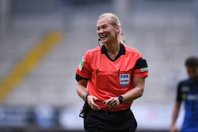 Bilder des Jahres 2020, Sport 05 Mai Sport Themen der Woche KW21 Sport Bilder des Tages SC Paderborn - TSG 1899 Hoffenheim, 23.05.2020 Schiedsrichterin Bibiana Steinhaus, Foto: Edith Geuppert GES Pool Rauch nordphoto DFL regulations prohibit any use of photographs as image sequences and or quasi-video. Editorial use only! National and international news-agencies out. Paderborn NRW Deutschland