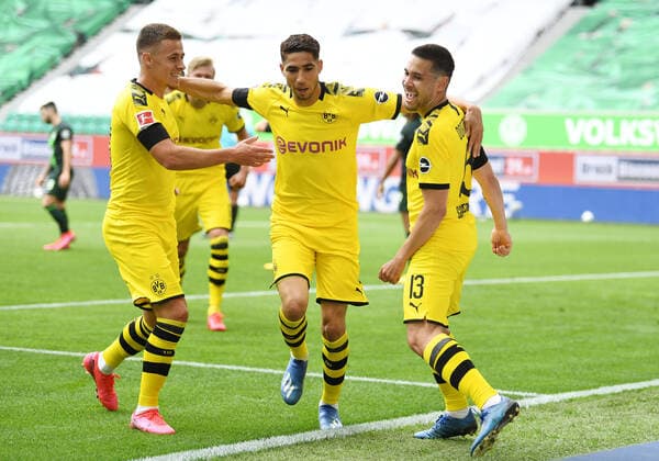 Bilder des Jahres 2020, Sport 05 Mai Sport Themen der Woche KW21 Sport Bilder des Tages Fussball 0:1 Tor, Jubel, v.l. Thorgan Hazard, Achraf Hakimi, Torschuetze Raphael Guerreiro (Dortmund) Wolfsburg, 23.05.2020, Fussball Bundesliga, VfL Wolfsburg - Borussia Dortmund Wolfsburg Nur für journalistische Zwecke. Only for editorial use. (DFL DFB REGULATIONS PROHIBIT ANY USE OF PHOTOGRAPHS as IMAGE SEQUENCES and or QUASI-VIDEO)