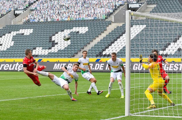 Bilder des Jahres 2020, Sport 05 Mai Sport Themen der Woche KW21 Sport Bilder des Tages Borussia Mönchengladbach - Bayer Leverkusen, 23.05.2020 Fussball, 1. Bundesliga, Saison 19 20, 27. Spieltag, Borussia Mönchengladbach - Bayer Leverkusen, 23.05.2020: Tor zum 1:3 durch einen Kopfball von Sven Bender (Leverkusen) gegen Nico Elvedi (BMG), Matthias Ginter (BMG) und Torwart Yann Sommer (BMG) Foto: Maik Hölter team2sportphoto PoolviaNorbert Schmidt Nur für journalistische Zwecke! Only for editorial use! Gemäß den Vorgaben der DFL Deutsche Fußball Liga ist es untersagt, in dem Stadion und oder vom Spiel angefertigte Fotoaufnahmen in Form von Sequenzbildern und oder videoähnlichen Fotostrecken zu verwerten bzw. verwerten zu lassen. DFL regulations prohibit any use of photographs as image sequences and or quasi-video. Mönchengladbach Borussia Park NRW Deutschland