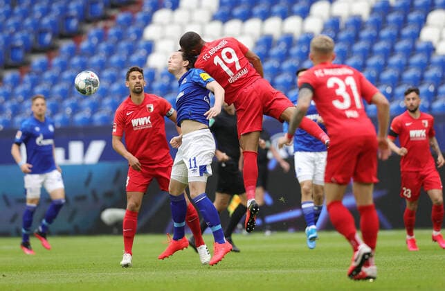 Bilder des Jahres 2020, Sport 05 Mai Sport Themen der Woche KW21 Sport Bilder des Tages firo,Fussball: 24.05.2020 1.Bundesliga , Saison 19 20 2019 2020 27. Spieltag: FC Schalke 04 - FC Augsburg 24.05.2020 1.Bundesliga , Saison 19 20 2019 2020 27. Spieltag: FC Schalke 04 - FC Augsburg ZWEIKAMPF , Michael Gregoritsch GEGEN Felix Uduokhai , RECHTS copyright by : Ralf Ibing firo Pool via Kirchner-Media Nur für journalistische Zwecke! Only for editorial use! Schalke NRW Deutschland (DFL DFB REGULATIONS PROHIBIT ANY USE OF PHOTOGRAPHS as IMAGE SEQUENCES and or QUASI-VIDEO)