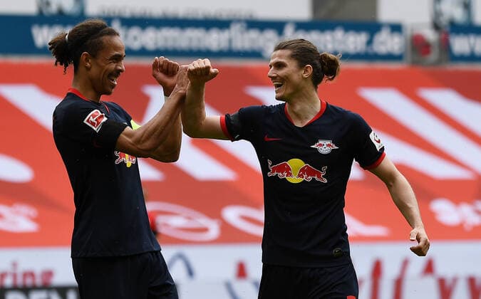 Bilder des Jahres 2020, Sport 05 Mai Sport Themen der Woche KW21 Sport Bilder des Tages Fussball 1.Bundesliga, FSV Mainz 05 - RB Leipzig 24.05.2020, xpsx, Fussball 1.Bundesliga, Spieltag 27, FSV Mainz 05 - RB Leipzig emspor, v.l. Yussuf Poulsen (RB Leipzig), Marcel Sabitzer (RB Leipzig) celebrate the goal, Der Torjubel zum 0:3 Foto: Patrick Scheiber Jan Huebner Pool (DFL DFB REGULATIONS PROHIBIT ANY USE OF PHOTOGRAPHS as IMAGE SEQUENCES and or QUASI-VIDEO) Nur für journalistische Zwecke. Only for editorial use. Mainz Opel Arena Rheinland Pfalz Deutschland (DE)