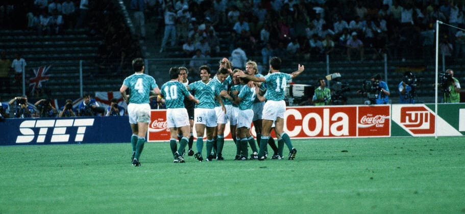 WM 1990 Halbfinale Deutschland - England Italien, Turin, 04.07.1990, Fussball, FIFA WM 1990 in Italien, Halbfinale, DFB Deutschland - England (4:3 i.E.): Jubel Deutschland Spieler Tor 1:1 Brehme.