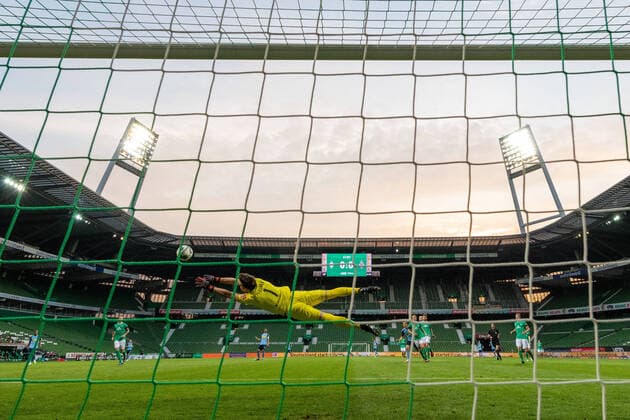 Bilder des Jahres 2020, Sport 05 Mai Sport Themen der Woche KW22 Sport Bilder des Tages SV Werder Bremen vs Borussia Moenchengladbach, 26.05.2020 Glanzparade Jiri Pavlenka (Werder Bremen 01) Aufgenommen mit der Hintertor Remote Kamera nphgm001: Fussball: 1. Bundesliga: Saison 19 20: 28. Spieltag: SV Werder Bremen vs Borussia Moenchengladbach, 26.05.2020 Foto: gumzmedia nordphoto POOL Bremen wohninvest Weserstadion Bremen DEUTSCHLAND DFL regulations prohibit any use of photographs as image sequences and or quasi-video.