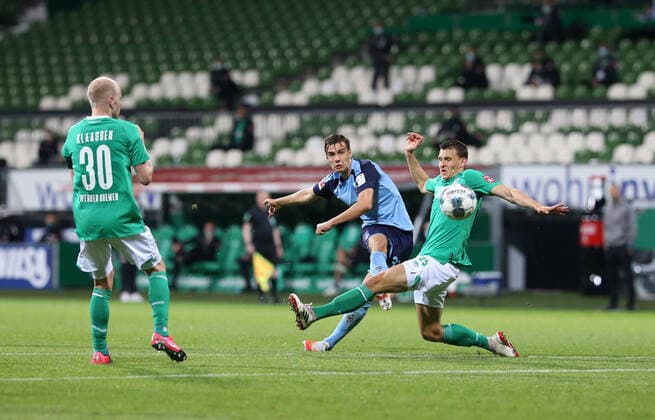 Bilder des Jahres 2020, Sport 05 Mai Sport Themen der Woche KW22 Sport Bilder des Tages 26.05.2020, Bremen - Moenchengladbach 26.05.2020, Fussball 1. Bundesliga 2019 2020, 28. Spieltag, SV Werder Bremen - Borussia Moenchengladbach, im Wohninvest Weserstadion (Bremen). v.li: Davy Klaassen (Werder Bremen), Florian Neuhaus (Borussia Mönchengladbach), Maximilian Eggestein (Werder Bremen). Foto: Cathrin Mueller M.i.S. Pool Nur für journalistische Zwecke! Only for editorial use! Gemäß den Vorgaben der DFL Deutsche Fußball Liga ist es untersagt, in dem Stadion und oder vom Spiel angefertigte Fotoaufnahmen in Form von Sequenzbildern und oder videoähnlichen Fotostrecken zu verwerten bzw. verwerten zu lassen. DFL regulations prohibit any use of photographs as image sequences and or quasi-video. Bremen Bremen Deutschland