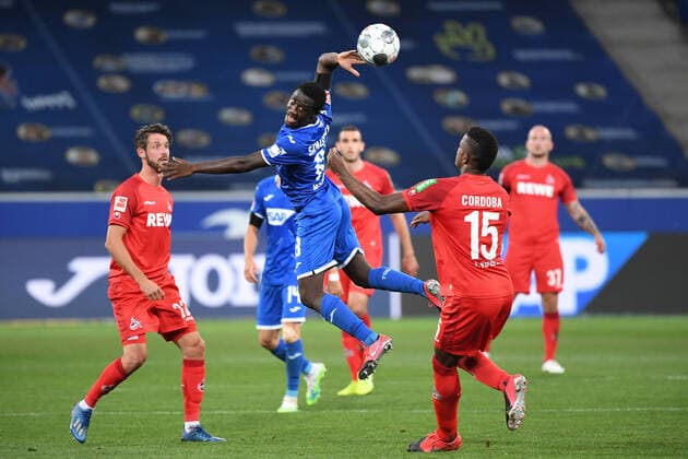 Bilder des Jahres 2020, Sport 05 Mai Sport Themen der Woche KW22 Sport Bilder des Tages TSG 1899 Hoffenheim - 1. FC Koeln, 27.05.2020 Diadie Samassekou (Hoffenheim) gegen Mark Uth (1. FC Koeln) und Jhon Cordoba (1. FC Koeln) Fussball: 1. Bundesliga: Saison 19 20: 28. Spieltag: TSG 1899 Hoffenheim - 1. FC Koeln, 27.05.2020 Foto: Markus Gilliar GES POOL Nur für journalistische Zwecke! Only for editorial use! Gemäß den Vorgaben der DFL Deutsche Fußball Liga ist es untersagt, in dem Stadion und oder vom Spiel angefertigte Fotoaufnahmen in Form von Sequenzbildern und oder videoähnlichen Fotostrecken zu verwerten bzw. verwerten zu lassen. DFL regulations prohibit any use of photographs as image sequences and or quasi-video. Sinsheim BW Deutschland