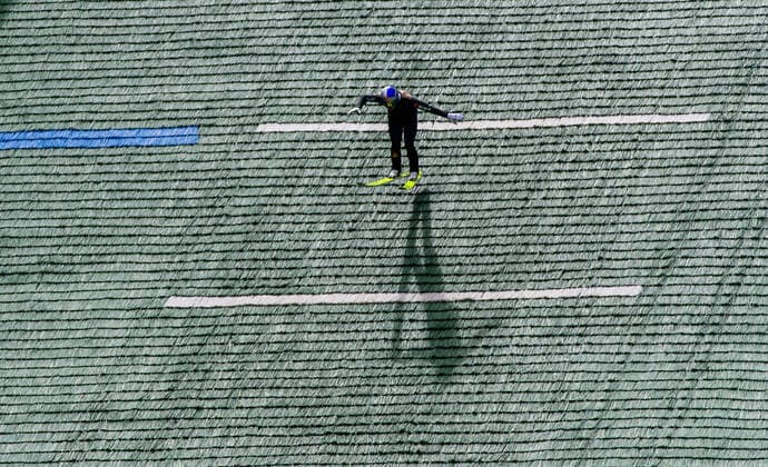 Bilder des Jahres 2020, Sport 05 Mai Sport Themen der Woche KW22 27-05-2020 Oberhof -Schanzen im Kanzlersgrund Zu einem ersten Trainingslagerer2020 weilte die Skisprungnationalmannschaft Deutschlands in Oberhof . Auf der HS100m-Schanze absolvierten die Skispringerund Nk die ersten Trainingssprünge. Vinzens Geiger ( GER)