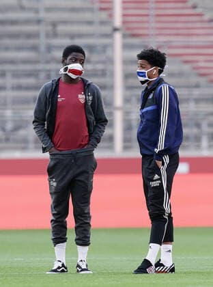 Bilder des Jahres 2020, Sport 05 Mai Sport Themen der Woche KW22 Sport Bilder des Tages Fussball v.l. Clinton Mola, Xavier Amaechi (HSV) mit Gesichtsmaske Stuttgart, 28.05.2020, Fussball 2. Bundesliga, VfB Stuttgart - Hamburger SV Stuttgart