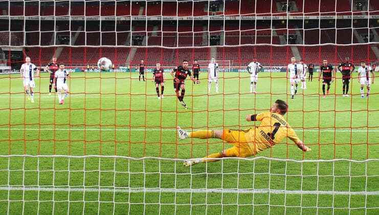 Bilder des Jahres 2020, Sport 05 Mai Sport Themen der Woche KW22 Sport Bilder des Tages Fußball 2. Bundesliga VfB Stuttgart vs. Hamburger SV Stuttgart , 2. Bundesliga , VfB Stuttgart vs. Hamburger SV, 2:2 Tor, Torschütze Nicolas Gonzalez (VfB) Pressefoto Baumann Hansjürgen Britsch Pool Nur für journalistische Zwecke! Only for editorial use! Gemäß den Vorgaben der DFL Deutsche Fußball Liga ist es untersagt, in dem Stadion und oder vom Spiel angefertigte Fotoaufnahmen in Form von Sequenzbildern und oder videoähnlichen Fotostrecken zu verwerten bzw. verwerten zu lassen. DFL regulations prohibit any use of photographs as image sequences and or quasi-video Stuttgart Mercedes-Benz Arena Baden-Württemberg Deutschland