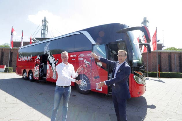 Bilder des Jahres 2020, Sport 05 Mai Sport Themen der Woche KW22 Sport Bilder des Tages Der neue Bus mit den Namen der Verzichter wird vorgestellt. Alex Wehrle und zwei Verzichter sind vor Ort von links: Alexander Wehrle (1.FC Köln), Tobias Rulle (Geschäftsfürer Autohaus Senden Nutzfahrzeuge) 29.05.2020