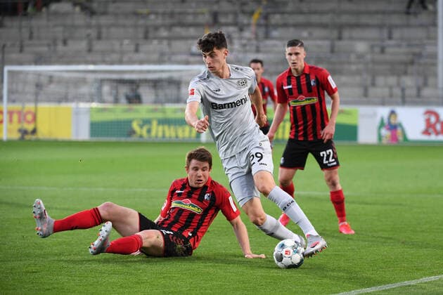Bilder des Jahres 2020, Sport 05 Mai Sport Themen der Woche KW22 Sport Bilder des Tages SC Freiburg - Bayer 04 Leverkusen, 29.05.2020 Dominique Heintz (SC Freiburg, l.) gegen Kai Havertz (Leverkusen, r.). Fussball: 1. Bundesliga: Saison 19 20: 29. Spieltag: SC Freiburg - Bayer 04 Leverkusen, 29.05.2020 Foto: Markus Gilliar GES POOL via David Inderlied Kirchner-Media Nur für journalistische Zwecke! Only for editorial use! Gemäß den Vorgaben der DFL Deutsche Fußball Liga ist es untersagt, in dem Stadion und oder vom Spiel angefertigte Fotoaufnahmen in Form von Sequenzbildern und oder videoähnlichen Fotostrecken zu verwerten bzw. verwerten zu lassen. DFL regulations prohibit any use of photographs as image sequences and or quasi-video. National and international news-agencies out. Freiburg BW Deutschland