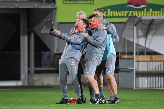 Bilder des Jahres 2020, Sport 05 Mai Sport Themen der Woche KW22 Sport Bilder des Tages SC Freiburg - Bayer 04 Leverkusen, 29.05.2020 Betreuer von Bayer Leverkusen machen ein Selfie nach dem Sieg. Fussball: 1. Bundesliga: Saison 19 20: 29. Spieltag: SC Freiburg - Bayer 04 Leverkusen, 29.05.2020 Foto: Markus Gilliar GES POOL Nur für journalistische Zwecke! Only for editorial use! Gemäß den Vorgaben der DFL Deutsche Fußball Liga ist es untersagt, in dem Stadion und oder vom Spiel angefertigte Fotoaufnahmen in Form von Sequenzbildern und oder videoähnlichen Fotostrecken zu verwerten bzw. verwerten zu lassen. DFL regulations prohibit any use of photographs as image sequences and or quasi-video. National and international news-agencies out. Freiburg BW Deutschland
