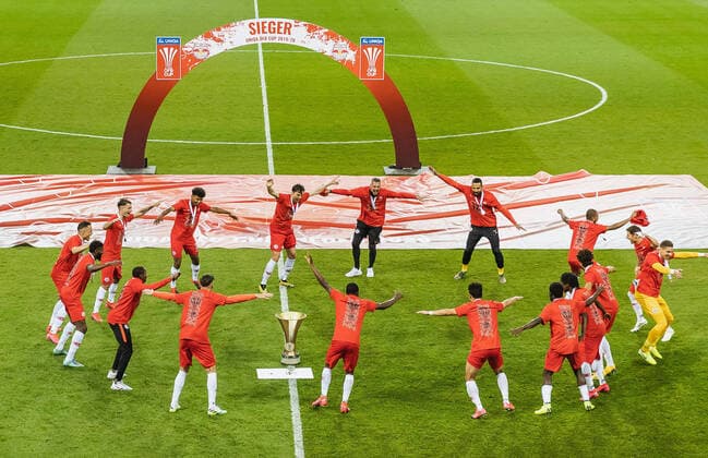 Bilder des Jahres 2020, Sport 05 Mai Sport Themen der Woche KW22 29.05.2020, Woerthersee Stadion, Klagenfurt, AUT, UNIQA OeFB Cup, FC Red Bull Salzburg vs SC Austria Lustenau, Finale, im Bild Salzburger Spieler jubeln mit dem Siegerpokal Salzburg players cheer with the winner s trophy during the Final match of the OeFB Uniqa Cup between FC Red Bull Salzburg and SC Austria Lustenau at the Woerthersee Stadion in Klagenfurt, Austria on 2020 05 29. Klagenfurt