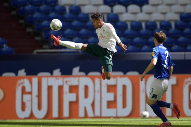 Bilder des Jahres 2020, Sport 05 Mai Sport Themen der Woche KW22 Fussball 1. Bundesliga FC Schalke 04 - Werder Bremen von links: Theodor GEBRE SELASSIE (HB) Juan MIRANDA (GE) Fussball 1. Bundesliga, 29.Spieltag, FC Schalke 04 (GE) - SV Werder Bremen (HB), am 30.05.2020 in Gelsenkirchen Deutschland. Foto: AnkeWaelischmiller SVEN SIMON Pool EDITORIAL USE ONLY DFL regulations prohibit any use of photographs as image sequences and or quasi-video National and international News- Agencies OUT Gelsenkirchen Veltins-Arena NRW Deutschland