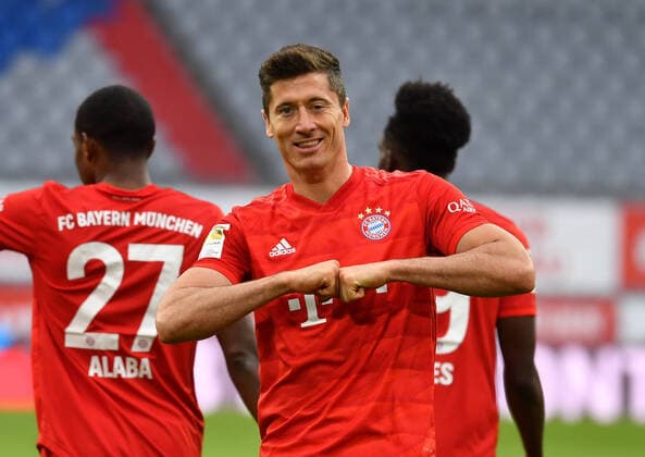 Bilder des Jahres 2020, Sport 05 Mai Sport Themen der Woche KW22 Sport Bilder des Tages 1.Bundesliga FC BAYERN MUENCHEN - FORTUNA DUESSELDORF Muenchen, Deutschland, 30. Mai 2020, Torjubel um Robert LEWANDOWSKI (M) nach seinem 4:0, Alphonso DAVIES, FCB 19 beim Spiel 1.Bundesliga FC BAYERN MUENCHEN - FORTUNA DUESSELDORF in der Saison 2019 2020 am 29.Spieltag. Foto: Frank Hoermann Sven Simon Pool via Peter Schatz - DFL REGULATIONS PROHIBIT ANY USE OF PHOTOGRAPHS as IMAGE SEQUENCES and or QUASI-VIDEO - National and international News-Agencies OUT Editorial Use ONLY München Allianz Arena Bayern Deutschland