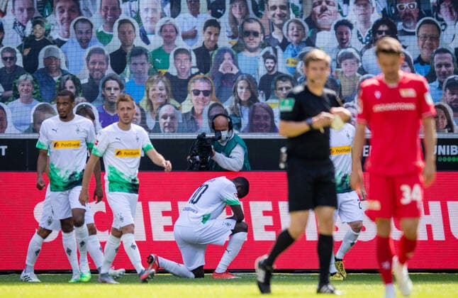 Bilder des Jahres 2020, Sport 05 Mai Borussia Moenchengladbach - Union Berlin, 31.05.2020 Torjubel: Marcus Thuram (BMG) gegen Rassismus 31.05.2020, Fussball, 1. Bundesliga, Saison 2019 20, 29. Spieltag, Borussia Moenchengladbach - Union Berlin, Foto: MORITZ MUELLER POOL Nur für journalistische Zwecke! Only for editorial use! Moenchengladbach Borussia Park NRW Deutschland
